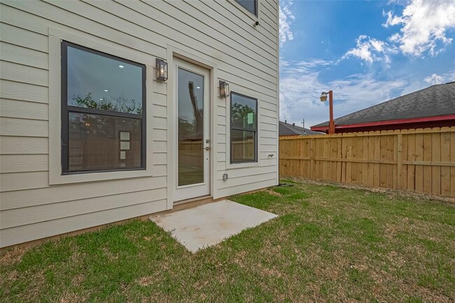 Building Photo - 7918 Parnell St
