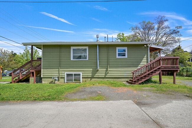 Building Photo - 6 Bedroom Home for Rent