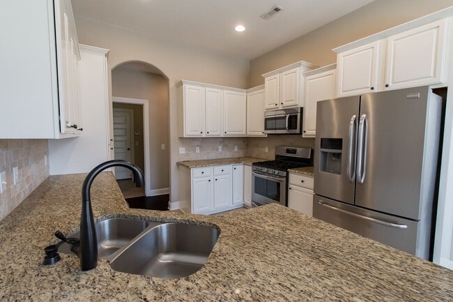 Building Photo - Like New 3 Bedroom Home near Stonebridge M...