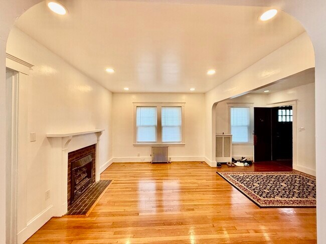Building Photo - 107 E Elm Ave