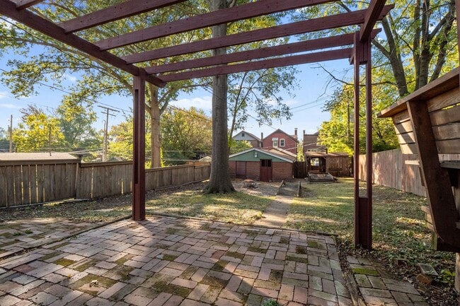 Building Photo - Hi-Pointe Adjacent House!