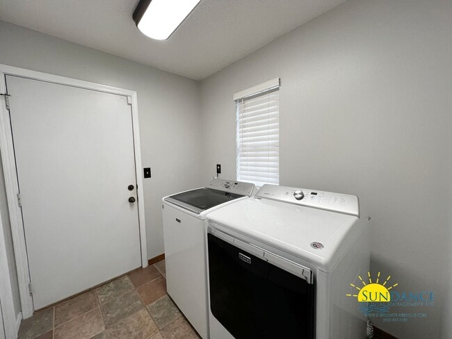 Building Photo - Custom home at the end of a large cul-de-sac in South Crestview!