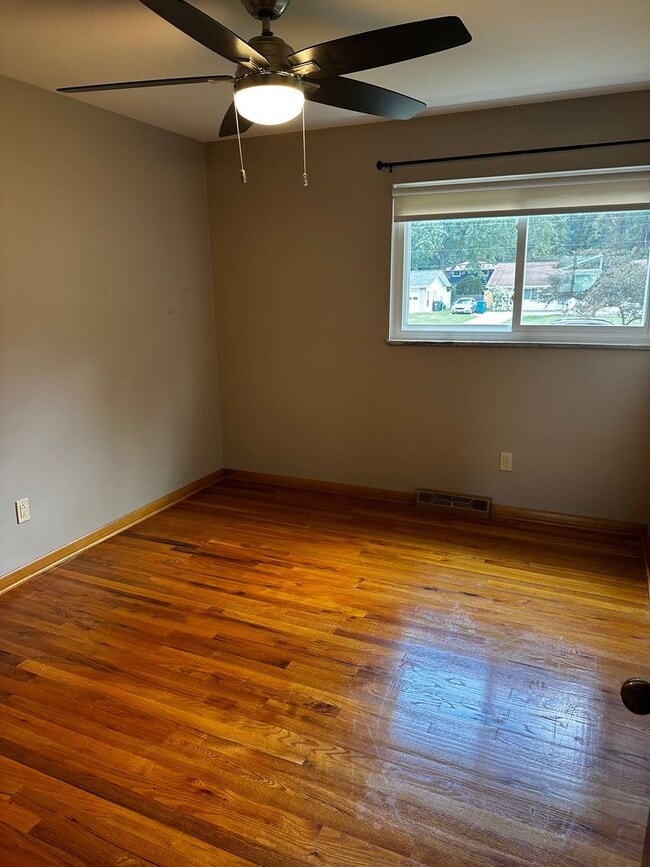 Building Photo - North Olmsted -5 Bedroom 2 1/2 bath large ...