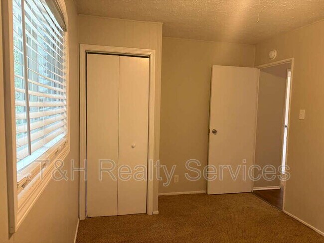 Building Photo - 636 Park Dr