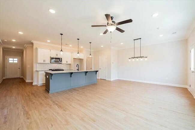 Building Photo - 121 Priestwood Ln