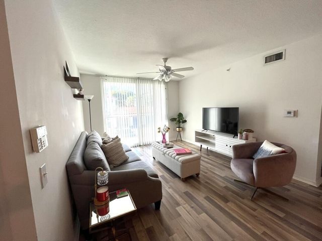 Building Photo - 713 Villa Cir