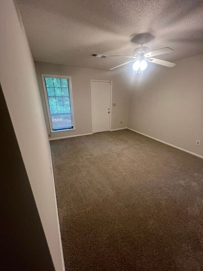 Building Photo - FINALLY a 3 bedroom 2 bath ranch duplex av...