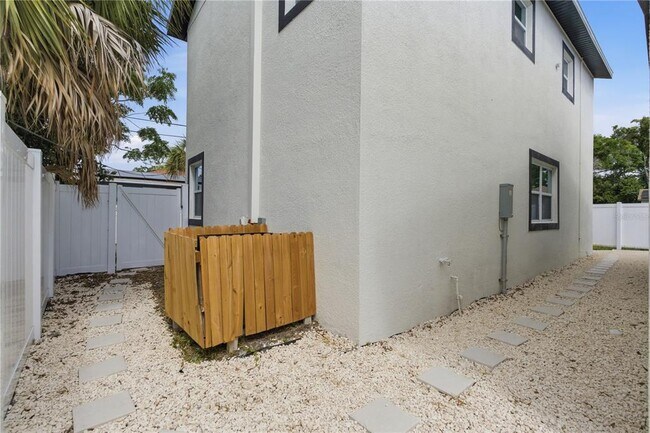 Building Photo - 1 31st St S