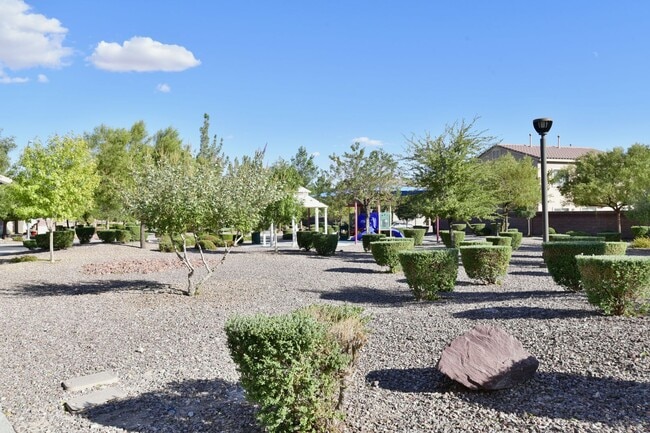 Building Photo - BEAUTIFUL 4BED/3BATH Home w/ 2 Car Garage ...
