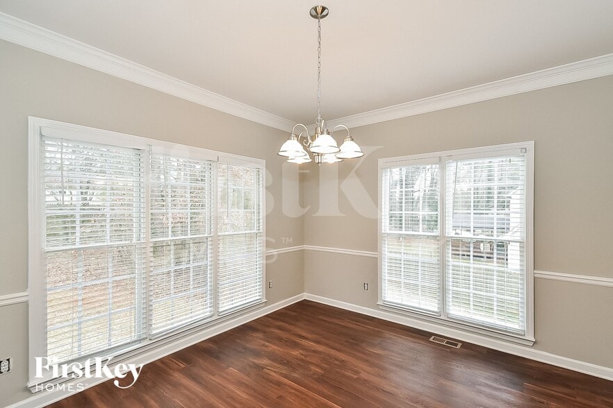 Building Photo - 4595 Kinsdale Dr