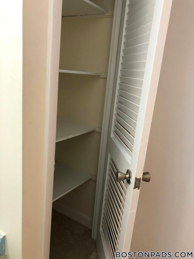 Building Photo - 122 Dustin St