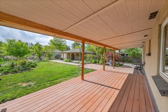Building Photo - 3 bedroon 1.5 bath home with amazing yard ...