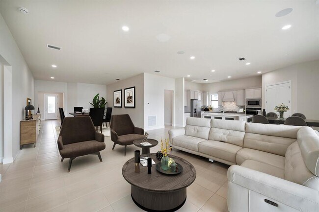 Building Photo - 818 SE Courances Dr