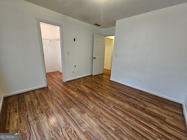 Building Photo - 40 Summerwood Ln