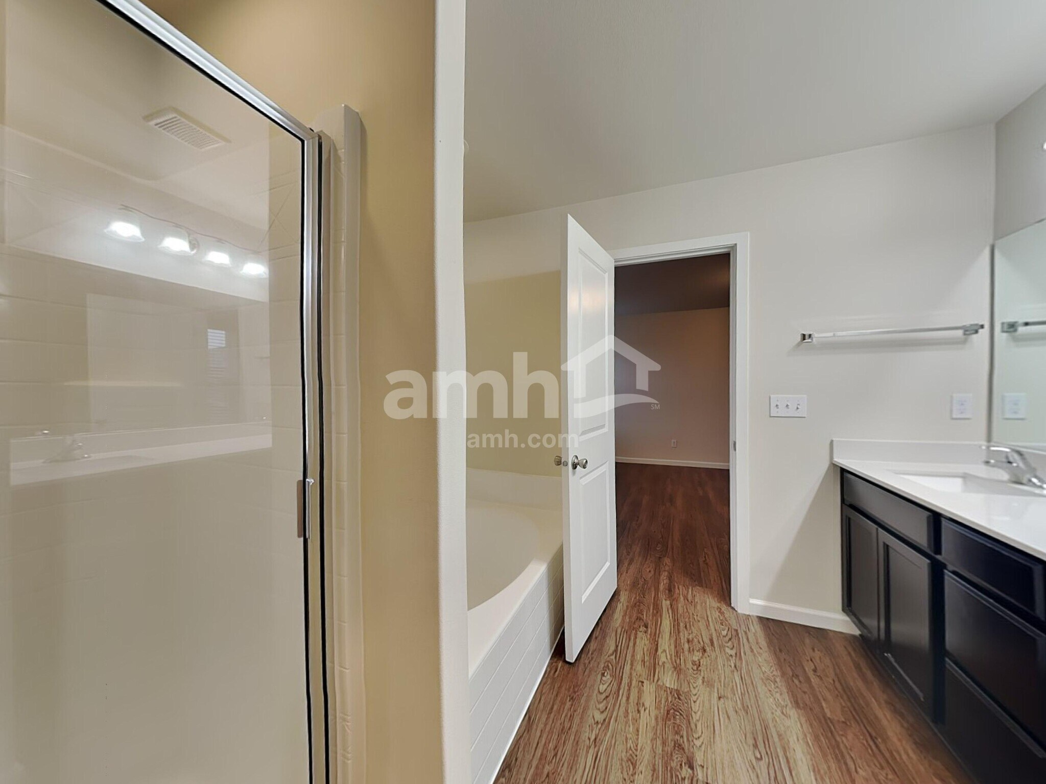 Building Photo - 18946 Lipoma Ave E