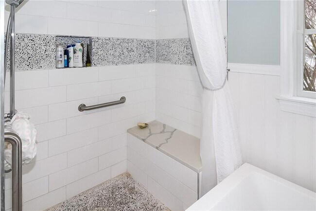 Building Photo - 641 Middle Rd