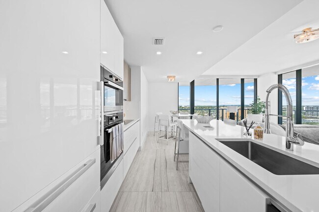 Building Photo - 730 N Ocean Blvd