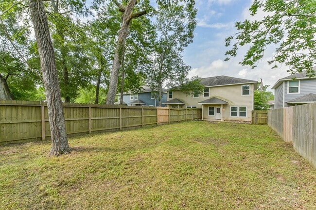 Building Photo - 914 Shady Ln