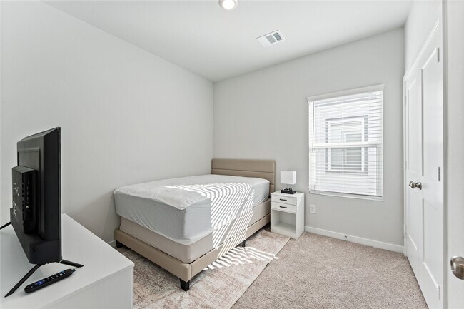 Building Photo - 16215 Globetrotter Ct