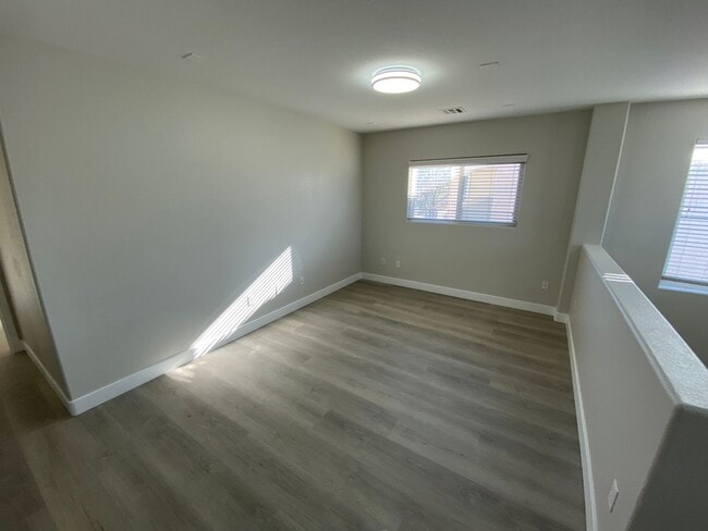 Building Photo - Two Story 3 bed/2.5 bath home in Silverado Ranch area