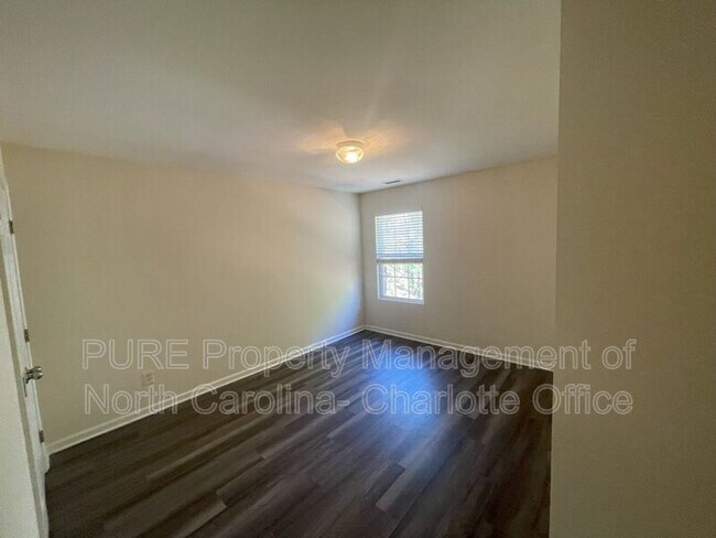 Building Photo - 705 Weeping Willow Dr