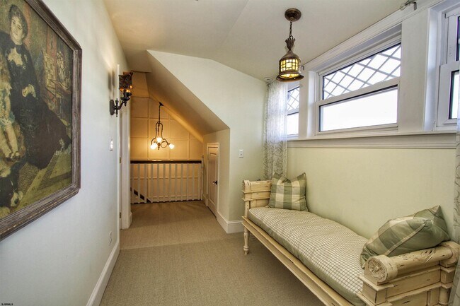 Building Photo - 2 S Dudley Ave