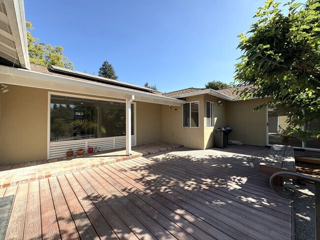Building Photo - Modern Oasis in the Heart of Los Altos – U...
