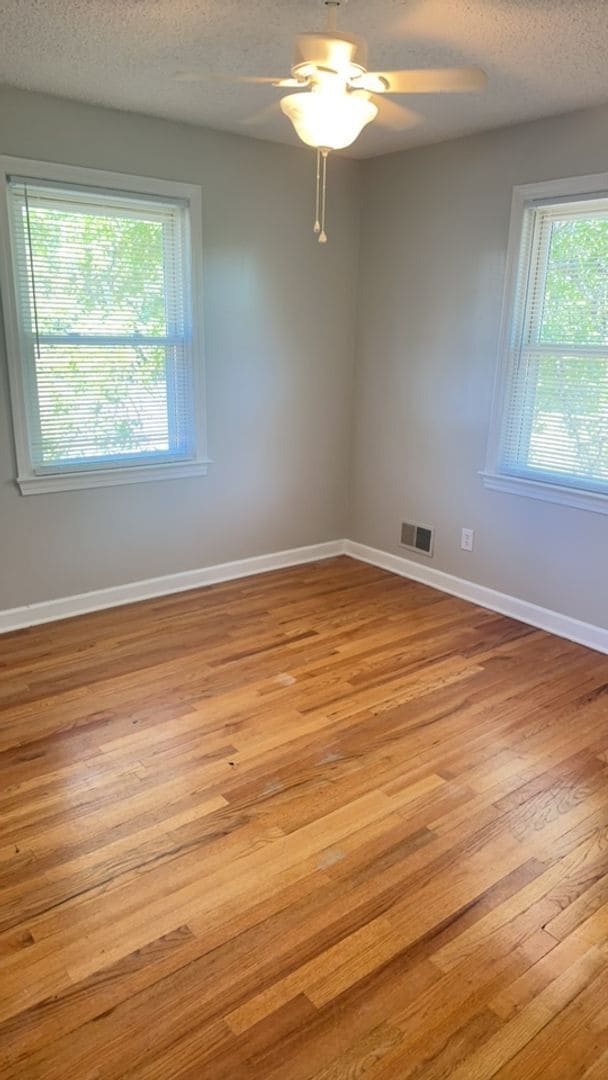 Building Photo - 3 bed 2 bath brick home on corner lot