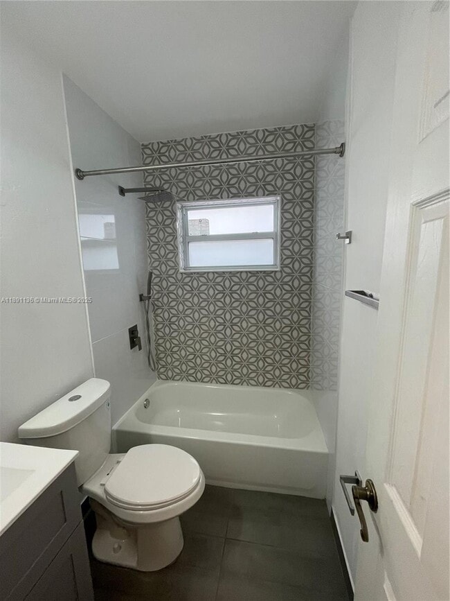 Building Photo - 1571 NE 176th St