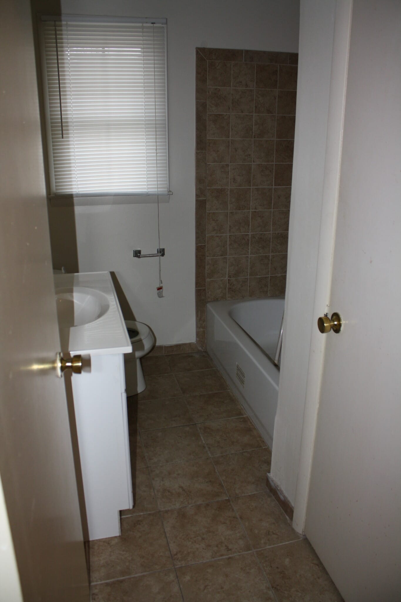 Full bath upstairs - 500 E North St