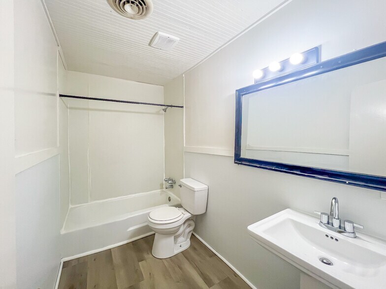 Building Photo - 2303 Maclin Cir