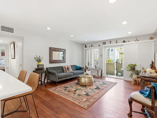 Building Photo - Newly Renovated 2BD Condo in Gated Community Now Available!