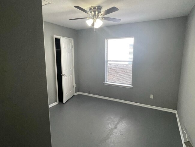 Building Photo - 5724 Saluki Dr