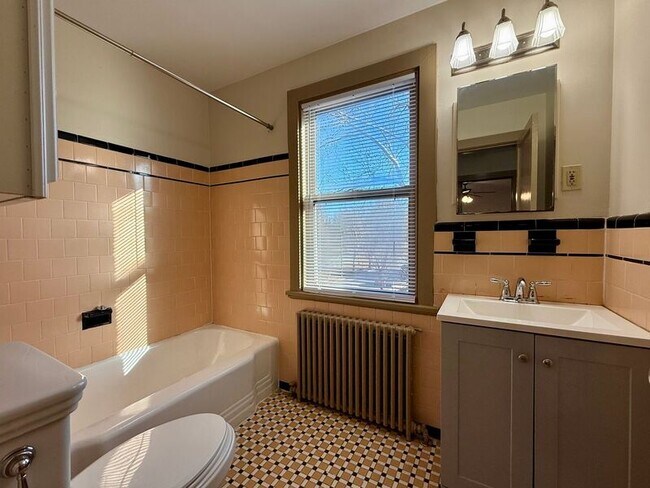 Building Photo - 1400 Kenmore Ave