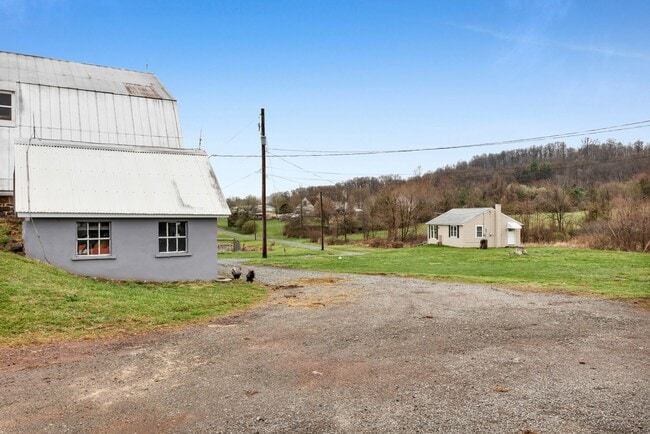 Building Photo - Fully Furnished Bright & Comfortable 1-Bedroom Cottage Available for Rent