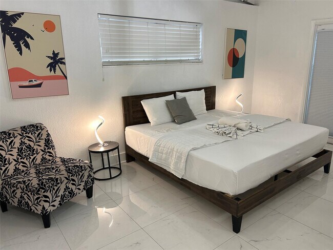 Building Photo - 720 NE 17th Ct