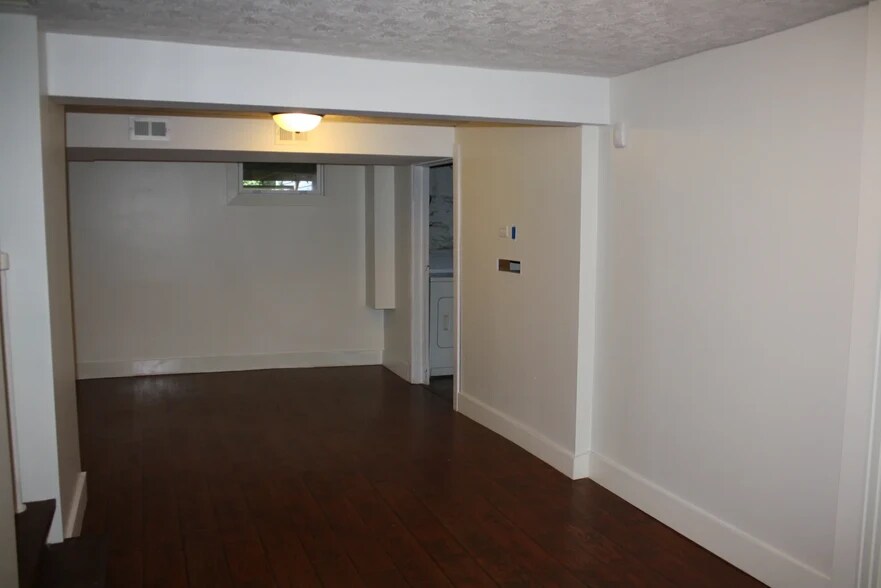 Building Photo - 810 E 1st St