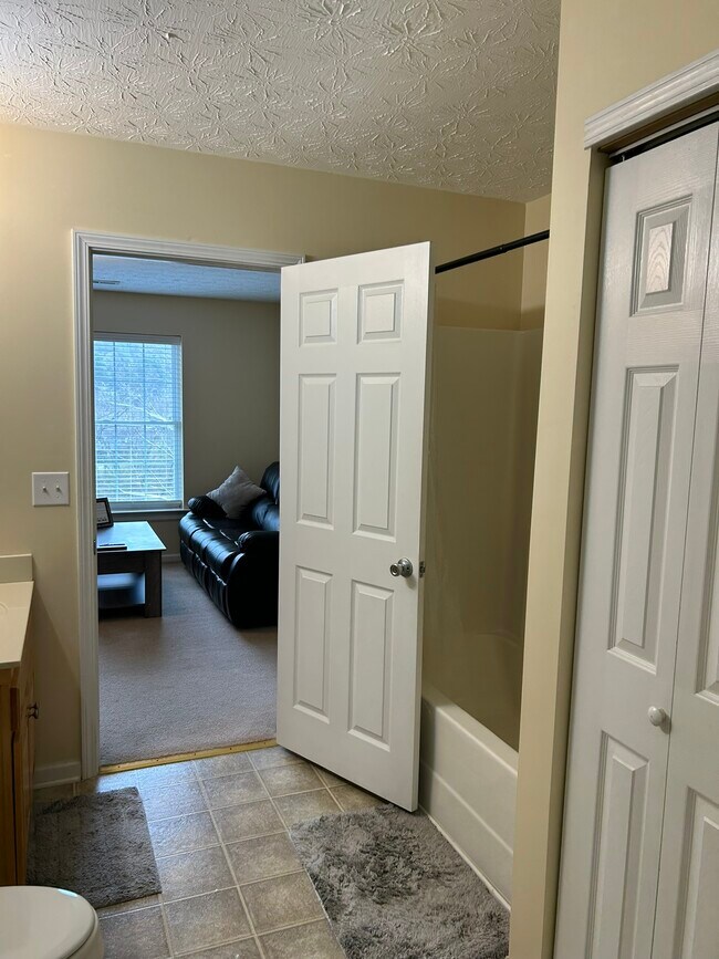 Building Photo - 2615 Rolling River Dr