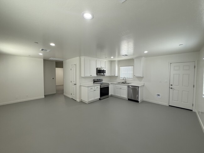 Building Photo - 1133 W Mariposa Ave