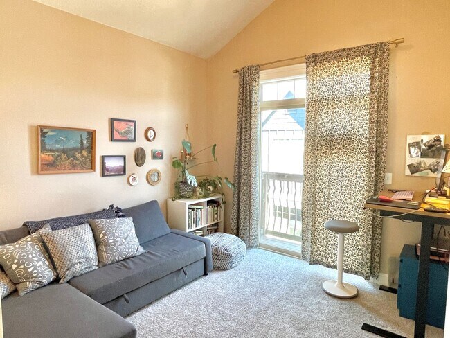 Building Photo - Corner unit townhouse in Piedmont condominium community