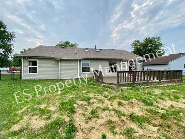 Building Photo - Wonderful 3 Bedroom 2 Bathroom Ranch Style...
