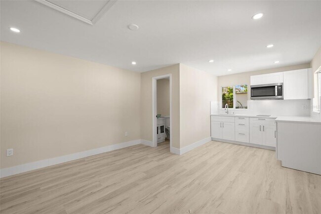 Building Photo - 4135 Des Moines St NE