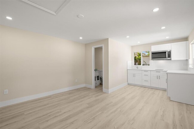 Building Photo - 4135 Des Moines St NE