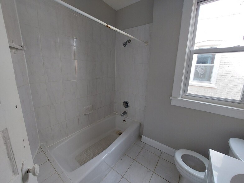 Building Photo - 1330 G St SE