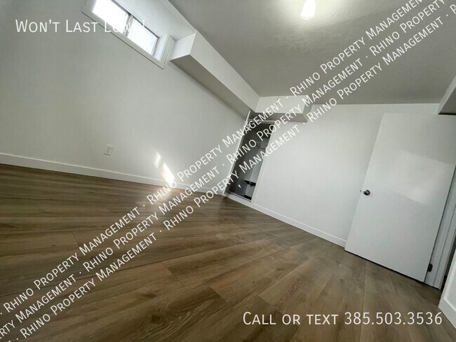Building Photo - 3 Bedroom/1 Bathroom Triplex in SLC