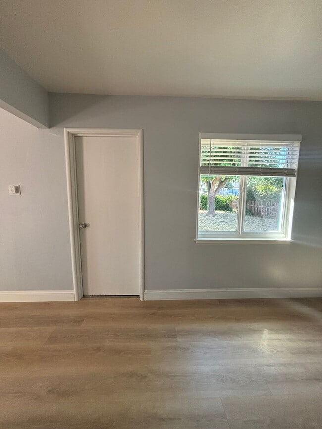 Building Photo - LOCATION! LOCATION! 3 Bed. 1 Bath Home Ava...