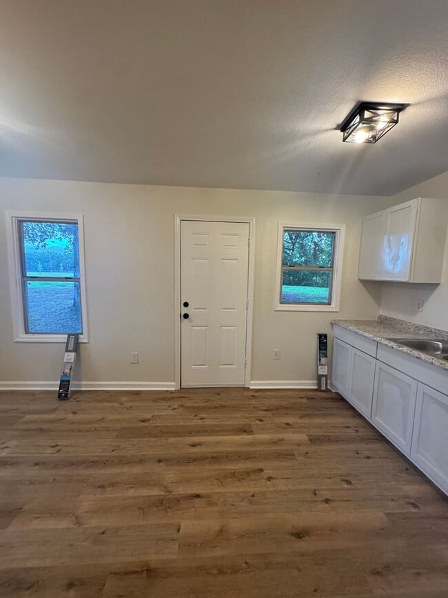 Building Photo - 3 Bed / 1 Bath between Jonesboro and Lake ...