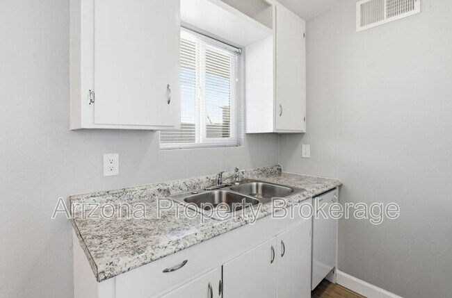 Building Photo - 805 E Turney Ave