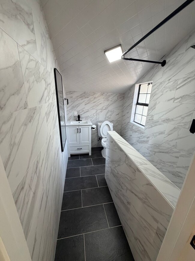 Building Photo - 2016 E 11th St