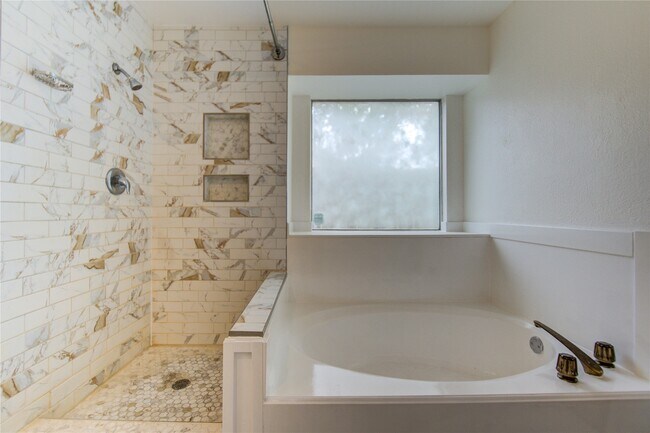 Building Photo - 902 Mesa Terrace Dr